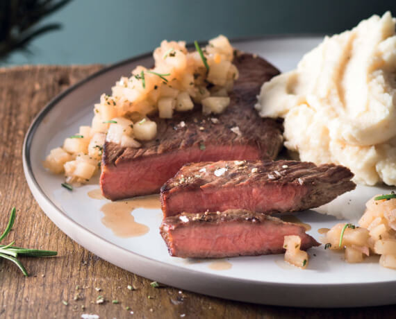 Gebratenes Steak vom Rind an Birnen-Chutney mit Rosmarin und Selleriepüree