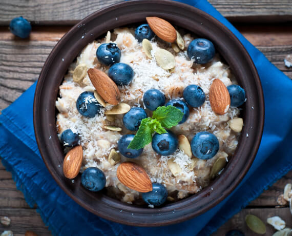 Porridge mit Kokosmilch, Blaubeeren und Nüssen