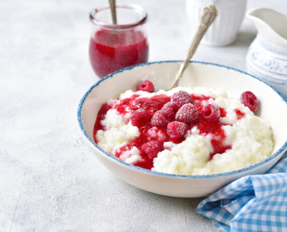 Porridge mit heißen Himbeeren