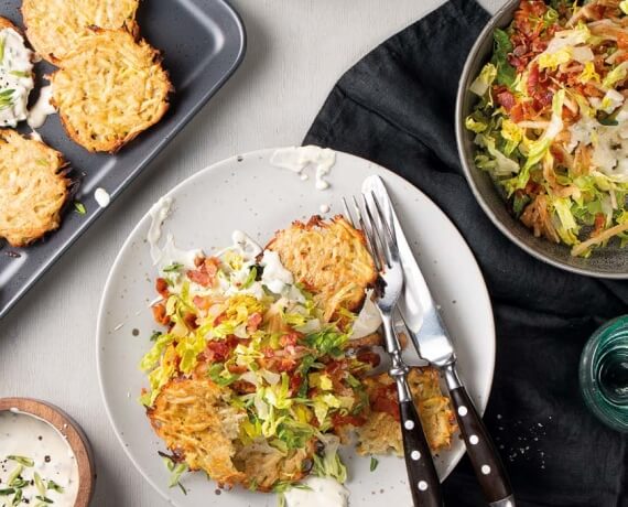 Pastinaken-Kartoffelrösti mit Romanasalat an Apfel-Speck-Dressing und Schnittlauchdip