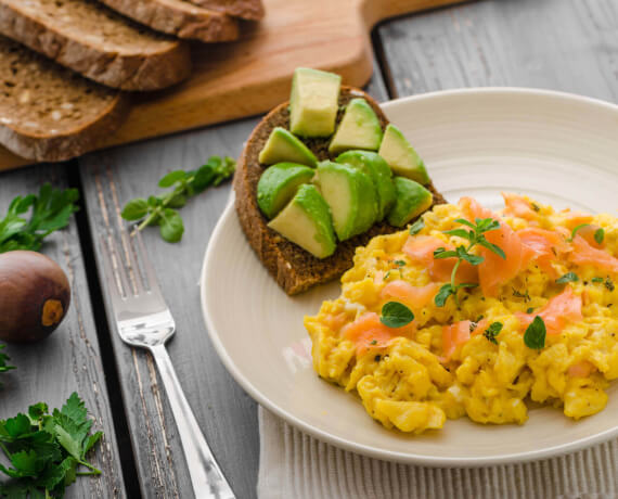 Rührei mit geräuchertem Lachs und Avocado-Brot