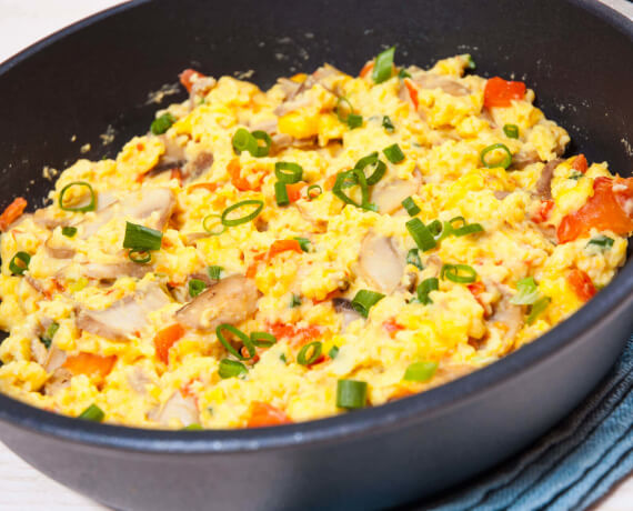 Rührei mit Champignons, Tomaten und Schnittlauch