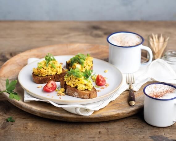 Rührtofu mit geröstetem Krustenbrot