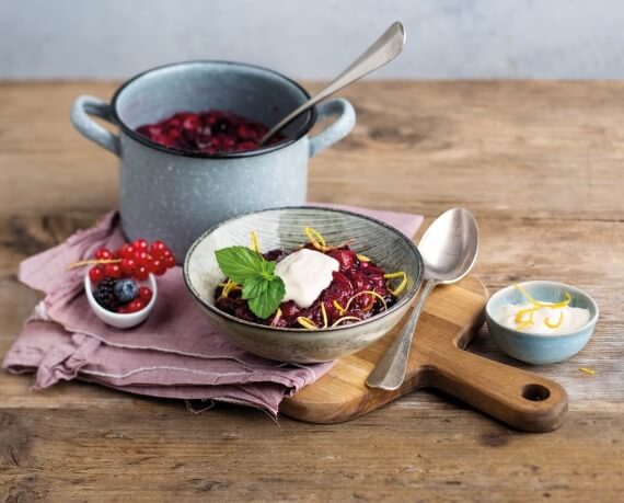 ᐉ Vanillecreme mit Kirschguss - koche.eu