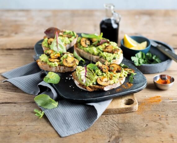 Avocadobrot mit Knoblauch-Champignons