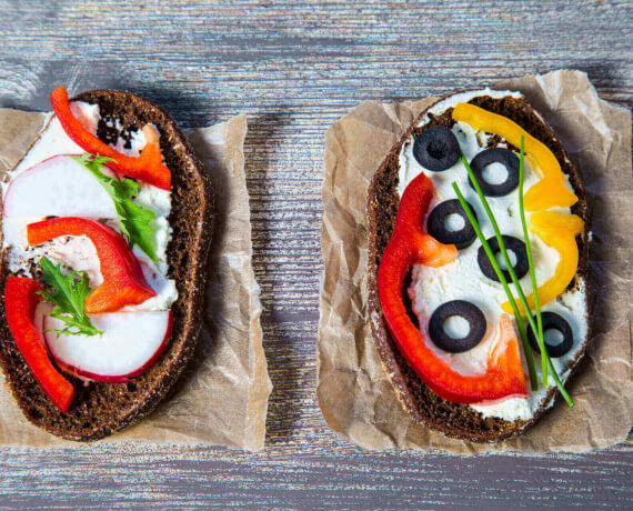 Frischkäsebrot mit Paprika und Oliven