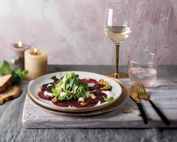 Carpaccio von Roter Bete an Ziegenkäse und karamelisierter Walnuss