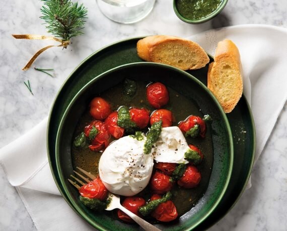 Büffel-Burrata mit gerösteten Tomaten und Oliven an Walnuss-Baguette