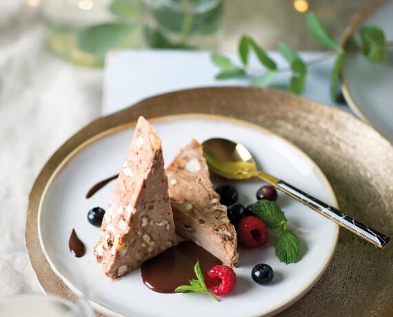 Torrone-Parfait mit heißer Schokoladensoße