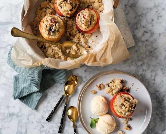 Streusel-Bratapfel gefüllt mit Marzipan und Cranberry an Bratapfeleis