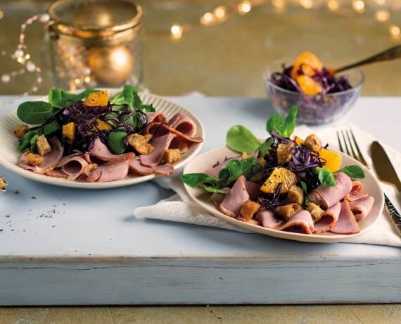 Geräucherte Entenbrust an Clementinen-Rotkohlsalat mit Croûtons