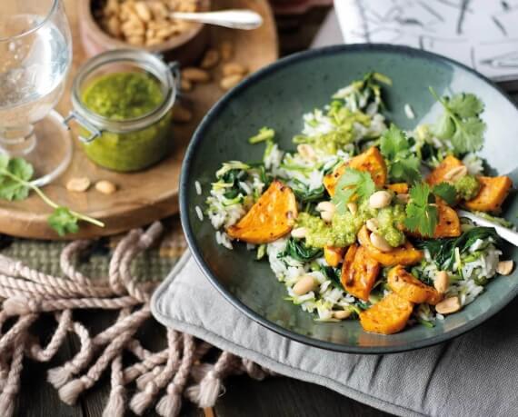 Grüner Reis mit Süßkartoffel aus dem Ofen und Pesto von Kräuter und Erdnuss