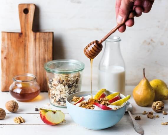 Joghurt mit Apfel, Birne und Walnüssen