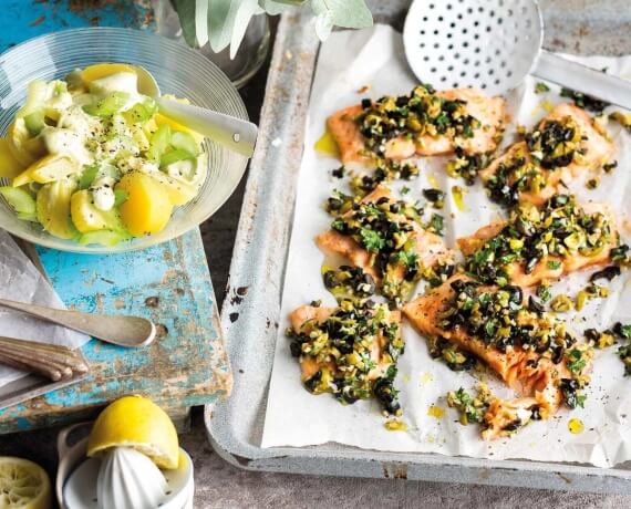 Lachs aus dem Ofen mit Oliven und Avocado-Kartoffelsalat