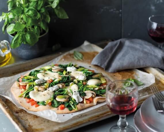 Spinat-Pizza mit Pilzen und Mozzarella