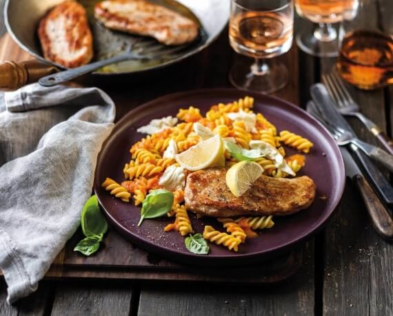 Scaloppine mit Fusilli und Tomatensoße mit Mozarella und Basilikum