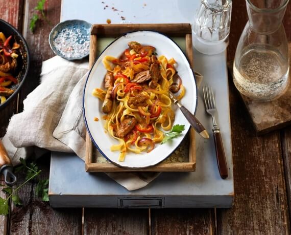 Schweinenackensteak Art Fajita mit Pasta und Paprikagemüse