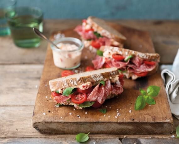Tomaten-Salami-Sandwich