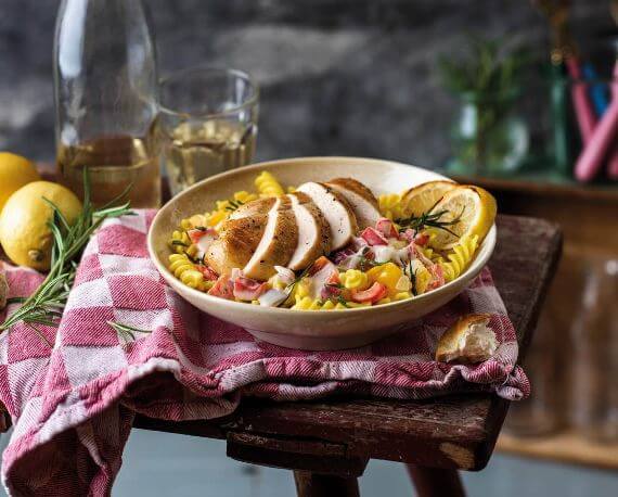 Zitroniges Hähnchen mit Fusilli-Nudeln und rot-gelbem Gemüse vom Paprika