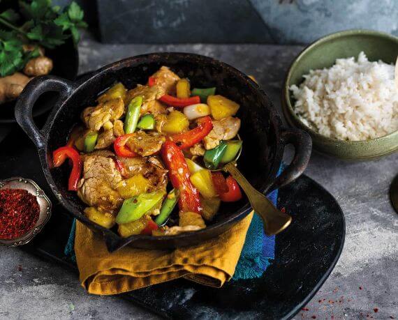 Scharfes Schweinefilet mit Ananas-Wok-Gemüse und Reis