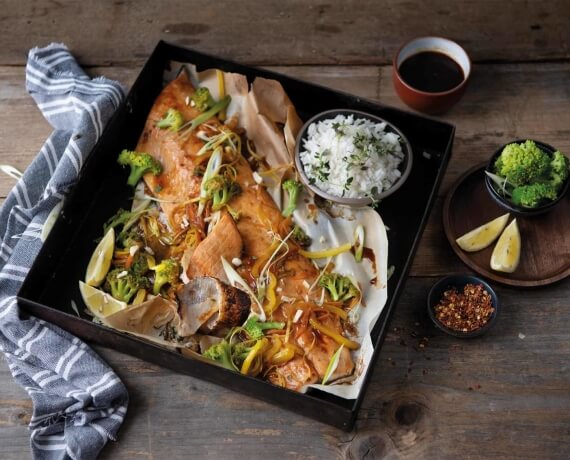 Marinierter Lachs mit Teriyakisoße zu Gemüse aus dem Wok und Jasmin-Reis