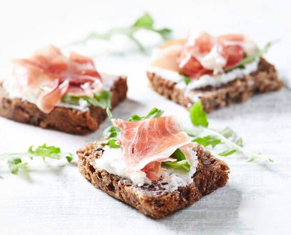 Belegte Brote mit Ziegen-Frischkäse und Serrano-Schinken