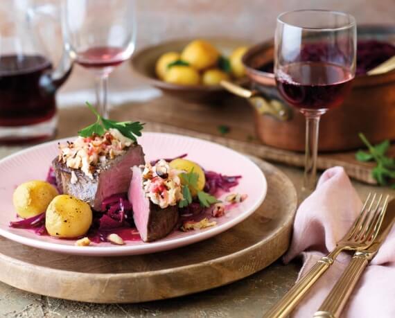 Steaks vom Rinderfilet mit gebackener Kruste vom Apfel an Kartoffel-Klößen mit Rotkohl