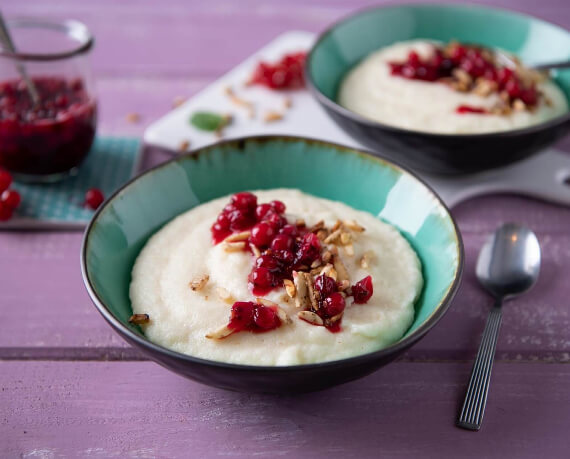 Grießbrei mit Johannisbeermarmelade