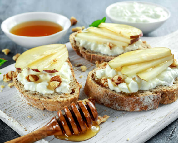 Frischkäsebrot mit Birne und Haselnüssen