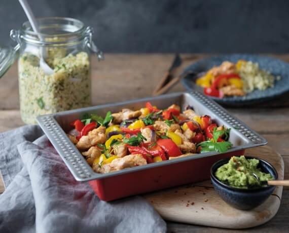 Im Ofen geschmorte Paprika-Pute mit Bulgur-Salat und Guacamole