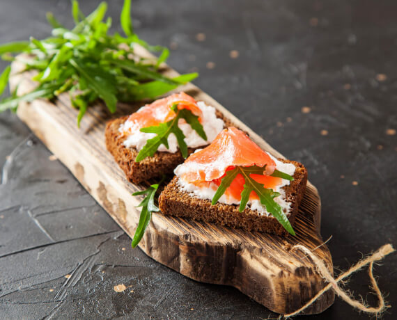 Belegte Brote mit Frischkäse und Lachs