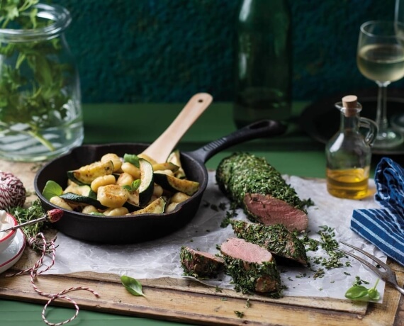 Schweinefilet im Kräutermantel mit Pfanne aus Gnocchi und Zucchini