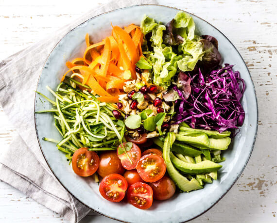 Bunter Buddha Bowl Salat mit Avocado und Sonnenblumenkernen