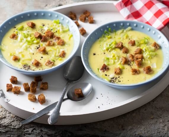 Lauch-Kartoffelsuppe mit Brotcroûtons