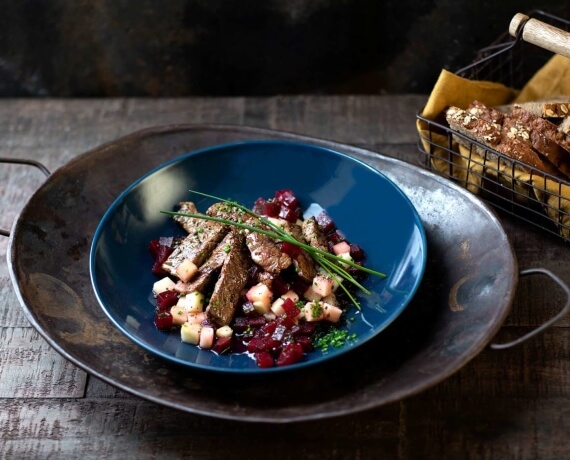 Rote-Bete-Apfel-Salat mit Steakstreifen