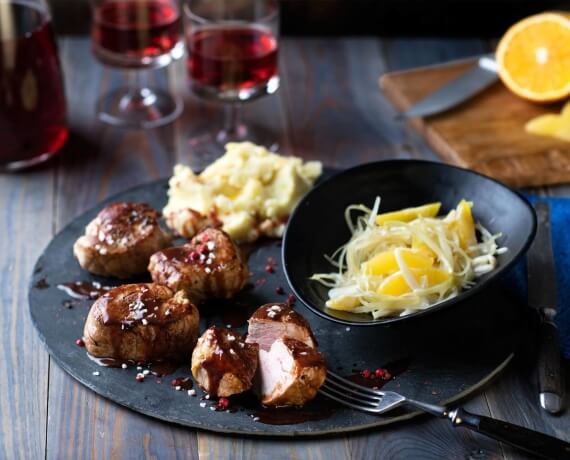 Schweinemedaillons mit Orangen-Kohl-Gemüse und Kartoffelpüree