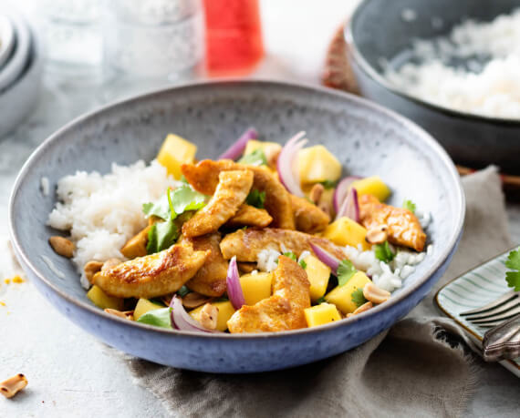 Curry-Hähnchen in Joghurtmarinade mit Salat aus Mango und Erdnuss