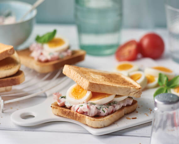 Eier-Sandwiches mit Basilikum-Remoulade