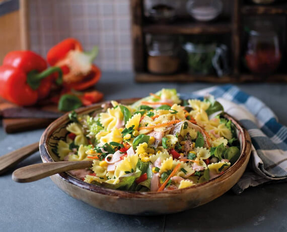 Bunter Nudelsalat mit Farfalle