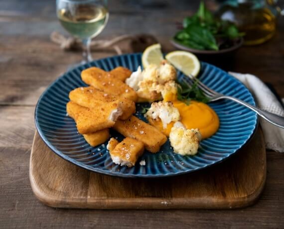 Fischstäbchen mit Kürbis-Kartoffelpüree und überbackenem Blumenkohl