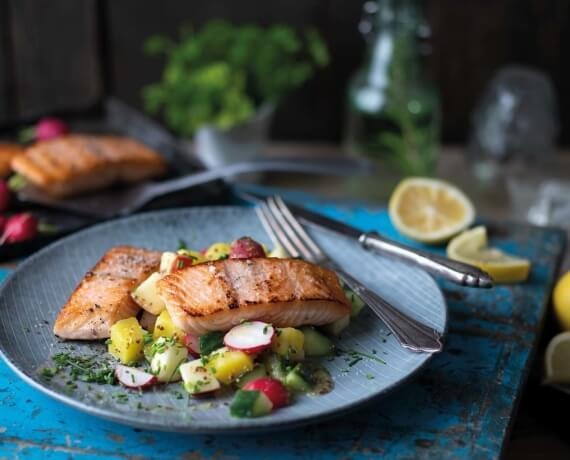 Wildlachs auf Kartoffel-Apfel-Radieschen-Salat