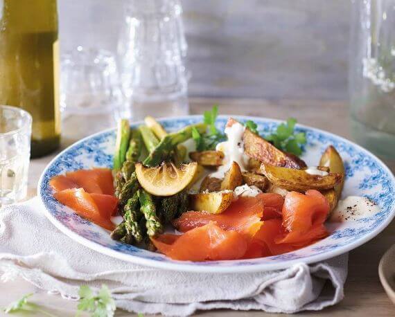 Kartoffeln und Spargel aus dem Ofen mit Räucherlachs