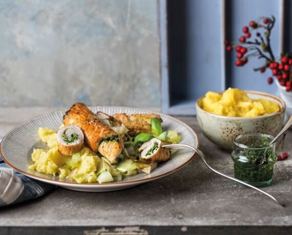 Pesto-Puten-Rouladen als Involtini mit Gemüse vom Weißkohl an Kartoffelpüree