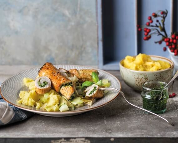 Pesto-Puten-Rouladen als Involtini mit Gemüse vom Weißkohl an Kartoffelpüree