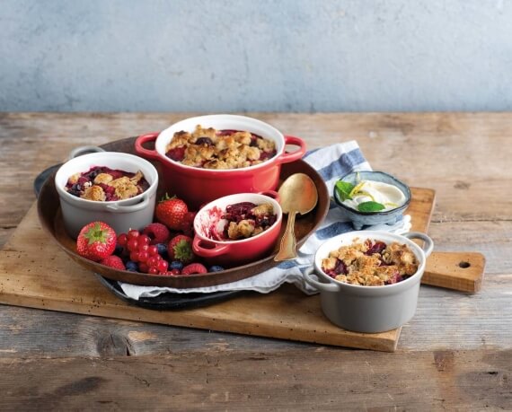 Veganer Beeren-Crumble mit Zitronendip