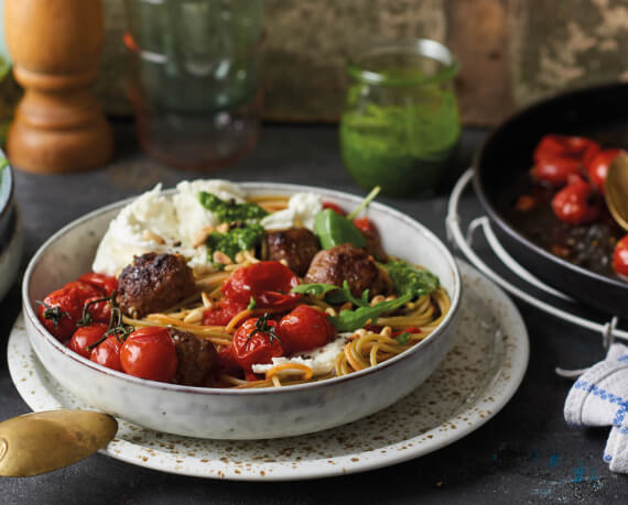 Bunte Spaghetti mit Hackbällchen