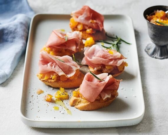 Crostini mit Aprikosenchutney und Schinken