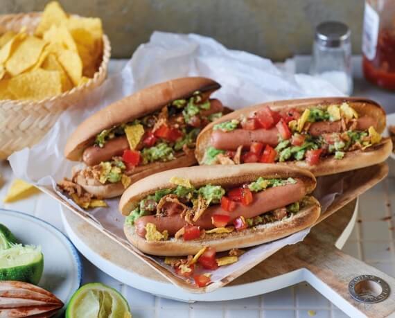 Hot Dog mit Guacamole und Nachos