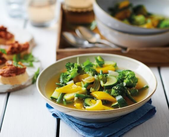 Minestrone mit Tomaten-Cashew-Pesto