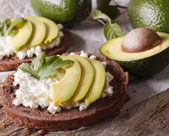 Avocado-Brot mit körnigem Frischkäse und Rucola